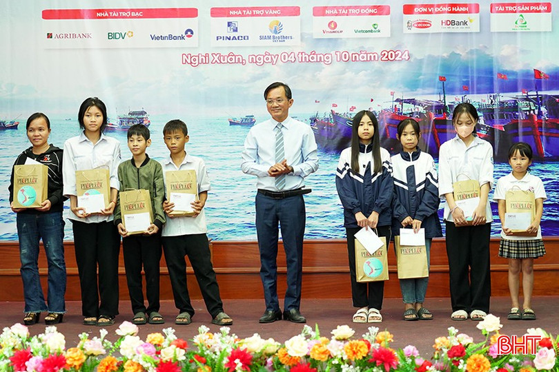 Ban Tổ chức chương trình tặng quà cho các em học sinh vượt khó học giỏi là con em của bà con ngư dân. 5-2600.jpg