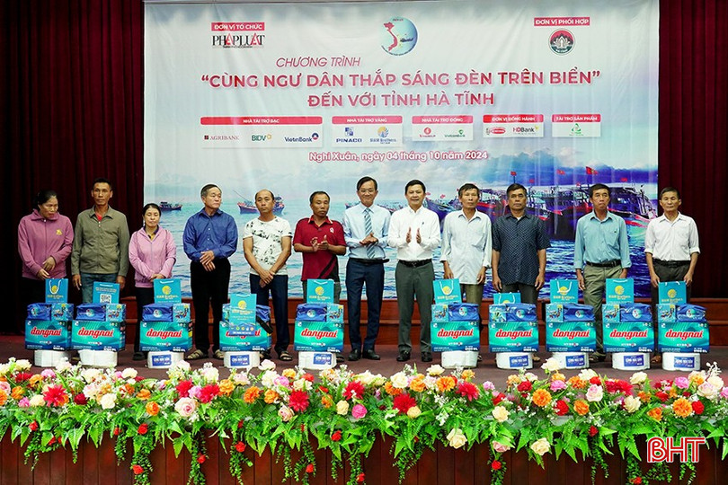 Phó Chủ tịch UBND tỉnh Lê Ngọc Châu và Phó Tổng Biên tập Báo Pháp luật TP Hồ Chí Minh Nguyễn Đức Hiển tặng quà cho ngư dân. 6-9039.jpg