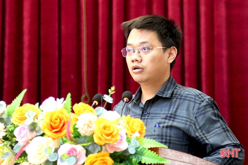 Đại diện Ban Quản lý dịch vụ công ích và các điểm du lịch huyện công bố quyết định điều chỉnh quy hoạch xây dựng vùng huyện Nghi Xuân. 1-3462-4442.jpg
