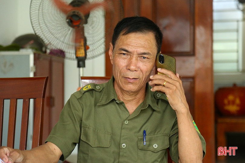 Ông Trần Xuân Lương - Tổ trưởng Tổ ANTT thôn Trung Vân tiếp nhận thông tin trên địa bàn. bqbht_br_5-232.jpg