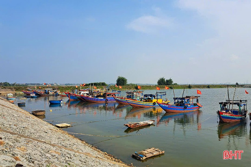 Nguồn lợi gần bờ cạn kiệt khiến tàu thuyền "ngại" đánh bắt. bqbht_br_3.jpg