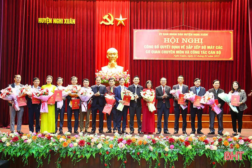 Lãnh đạo huyện Nghi Xuân trao quyết định bổ nhiệm và tặng hoa chúc mừng các lãnh đạo phòng. bqbht_br_3.jpg