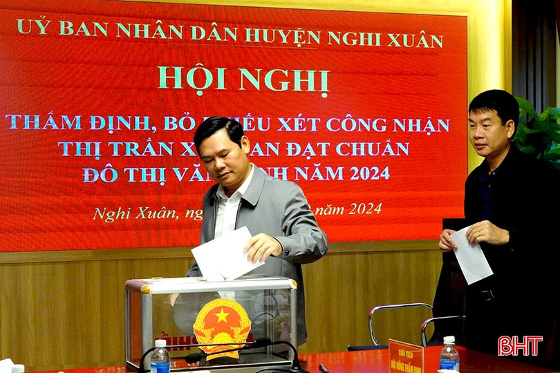 Các thành viên Hội đồng thẩm định xét, công nhận của huyện tiến hành bỏ phiếu. bqbht_br_5.jpg