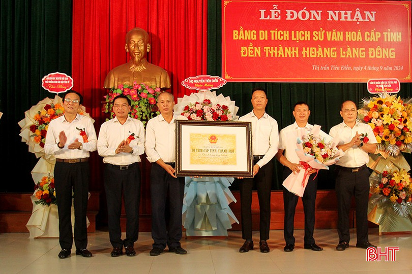Lãnh đạo Ban Dân vận Tỉnh ủy, Sở VH-TT&DL, huyện Nghi Xuân trao bằng di tích cấp tỉnh cho UBND thị trấn Tiên Điền 1.jpg