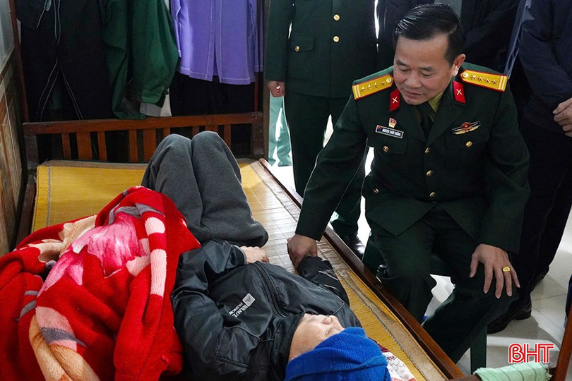 Đại tá Nguyễn Xuân Thắng – Chỉ huy trưởng Bộ CHQS tỉnh thăm hỏi, tặng quà ông Nguyễn Văn Phúc (SN 1945, thôn 6, Xuân Hồng). bqbht_br_1.jpg