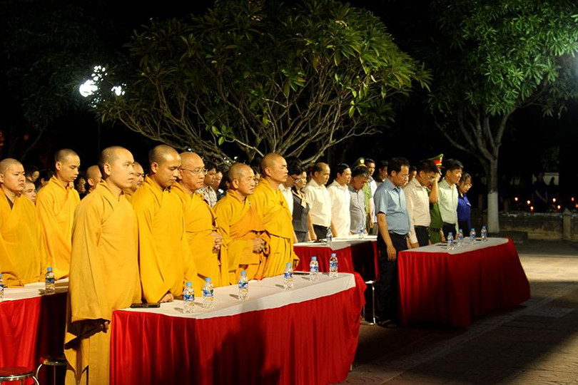 Các đại biểu, tăng ni phật tử, ĐVTN cùng người dân mặc niệm để tỏ lòng tiếc thương, tưởng nhớ Tổng Bí thư Nguyễn Phú Trọng và công lao to lớn của các anh hùng liệt sĩ. Các đại biểu, tăng ni phật tử, ĐVTN cùng người dân mặc niệm để tỏ lòng tiếc thương, tưởng nhớ Tổng Bí thư Nguyễn Phú Trọng và công lao to lớn của các anh hùng liệt sĩ.