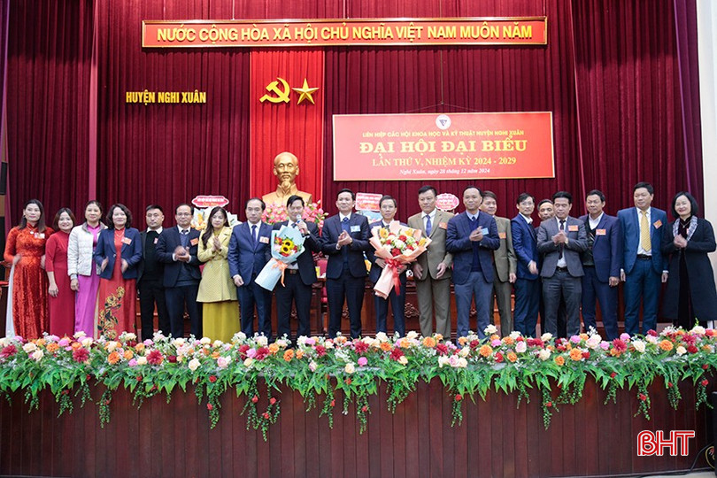 Lãnh đạo Liên hiệp các Hội KH&KT tỉnh Hà Tĩnh, lãnh đạo huyện Nghi Xuân tặng hoa chúc mừng Ban Chấp hành Liên hiệp các Hội KH&KT huyện Nghi Xuân khóa V nhiệm kỳ 2024 – 2029. bqbht_br_7.jpg
