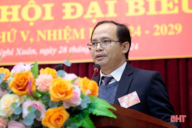 Ông Trịnh Quang Luật - Giám đốc Trung tâm Ứng dụng KHKT & bảo vệ cây trồng, vật nuôi huyện Nghi Xuân tham luận về nâng cao hiệu quả trong công tác đào tạo, tập huấn, ứng dụng khoa học kỹ thuật trên lĩnh vực nông, lâm, ngư nghiệp. bqbht_br_2.jpg