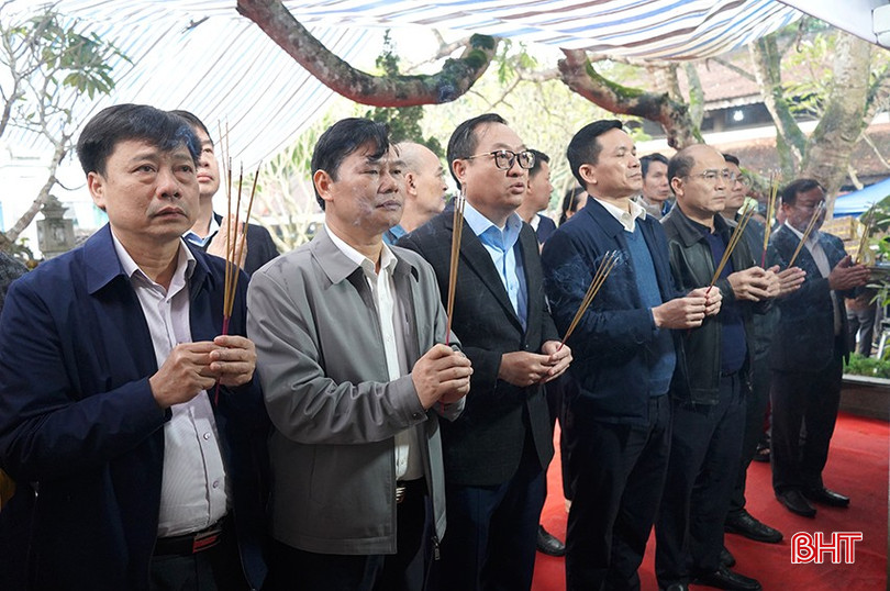 Các đại biểu dâng hương tưởng nhớ danh nhân Nguyễn Công Trứ bqbht_br_2.jpg