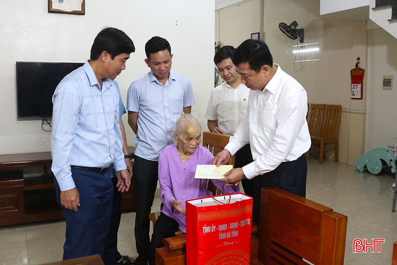 ... và tặng quà cho bà Nguyễn Thị Cát - vợ liệt sỹ Phạm Gia Cát ở thị trấn Tiên Điền bqbht_br_1.jpg