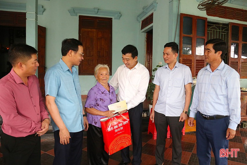 Phó Chủ tịch Thường trực HĐND tỉnh tặng quà cho bà Phan Thị Tâm - vợ liệt sỹ Phan Văn Tri ở xã Xuân Yên... bqbht_br_2.jpg