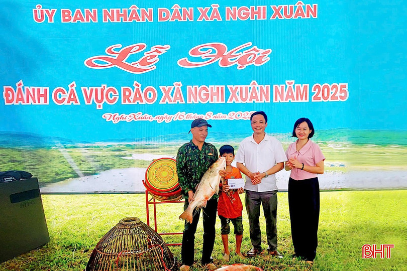 หลังพิธีจับปลา คณะกรรมการจัดงานได้มอบรางวัลชนะเลิศ อันดับสอง และอันดับสาม ให้แก่ผู้ที่จับปลาได้น้ำหนักมากที่สุด ในภาพ: รางวัลชนะเลิศได้แก่ นายฟาน วัน ถวง จากหมู่บ้านเจียฟู ตำบลหงีซวน ผู้ซึ่งจับปลาคาร์ปเงินน้ำหนัก 7.8 กิโลกรัมได้ bqbht_br_6-7121.jpg
