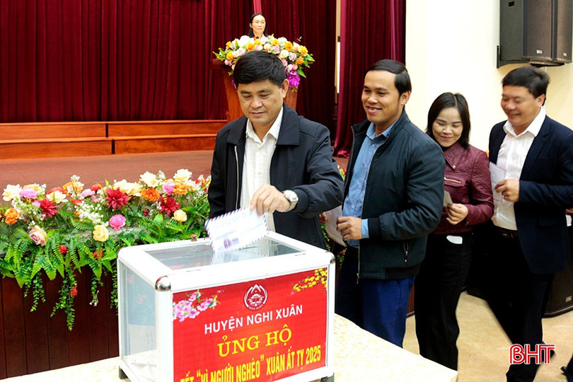 ...và cán bộ, công chức trên địa bàn huyện ủng hộ Tết vì người nghèo. bqbht_br_2.jpg