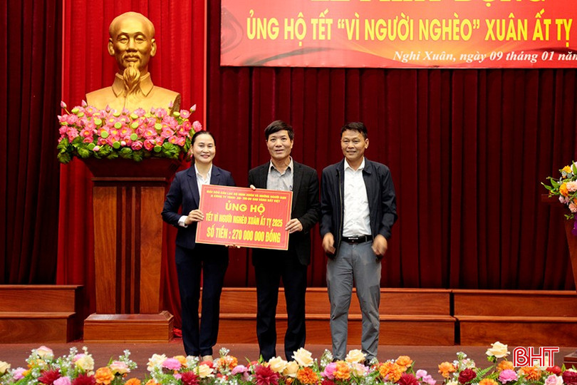 CLB Gold Nghi Xuân và Công ty TNHH Xây dựng thương mại dịch vụ Sao vàng Đất Việt ủng hộ 270 triệu đồng. bqbht_br_3.jpg