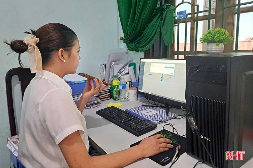 Chị Lê Thị Hải - Cán bộ truyền thanh xã Xuân Viên vận hành hệ thống truyền thanh thông minh 2.jpg