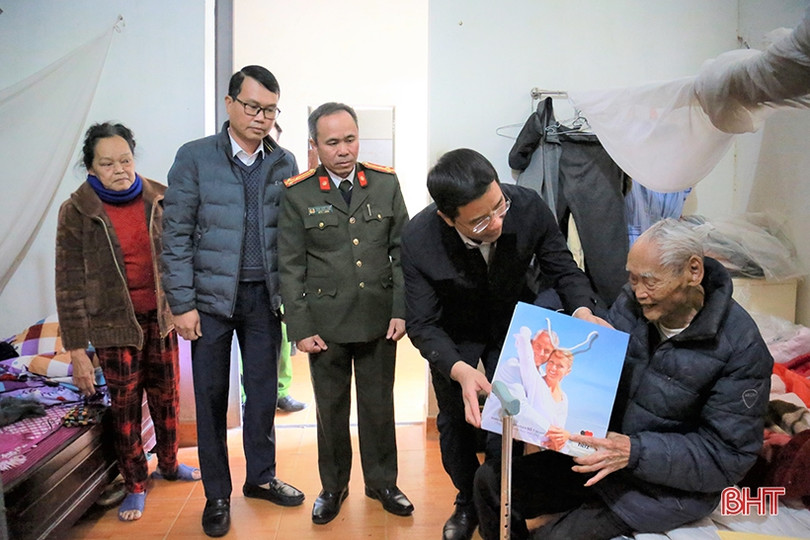 Giám đốc Công an tỉnh thăm hỏi cán bộ, đảng viên tiền khởi nghĩa