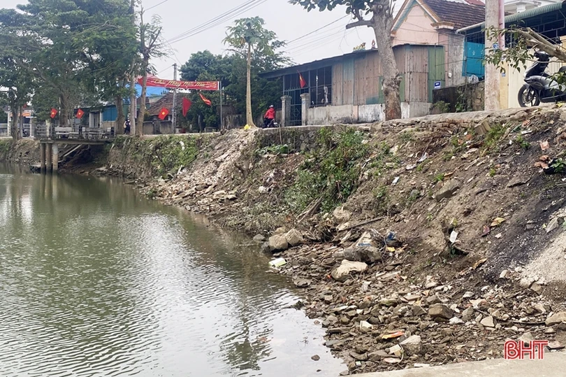 Bất an với sạt lở bờ kênh Nhà Lê qua TX Hồng Lĩnh