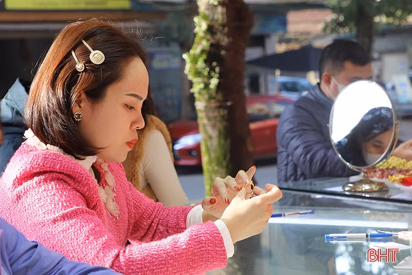 Nhộn nhịp mua vàng ngày vía Thần Tài ở Hà Tĩnh
