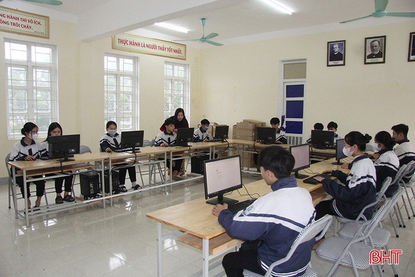 Trao 10 bộ máy tính cho trường học khó khăn ở Nghi Xuân