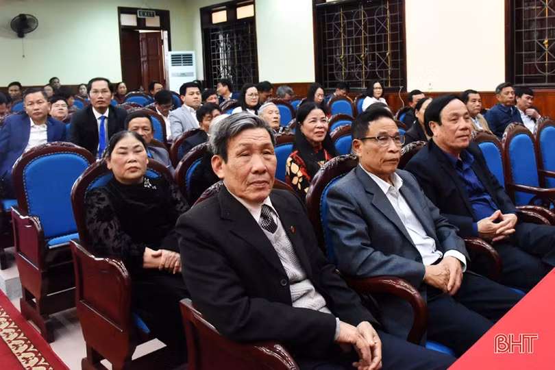 Thị xã Kỳ Anh trao Huy hiệu Đảng cho 47 đảng viên cao tuổi