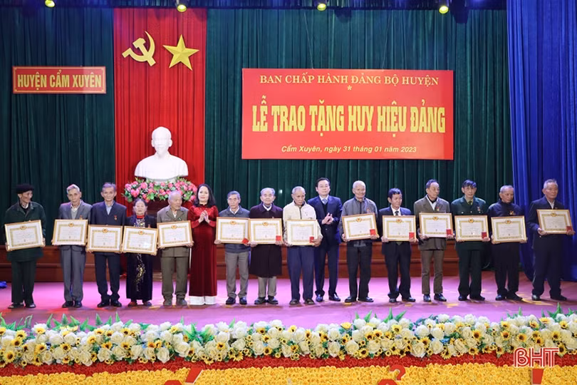 Trao tặng, truy tặng huy hiệu Đảng cho 174 đảng viên huyện Cẩm Xuyên, Can Lộc