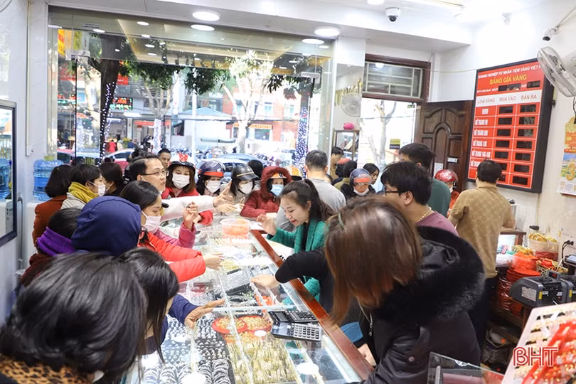 Nhộn nhịp mua vàng ngày vía Thần Tài ở Hà Tĩnh
