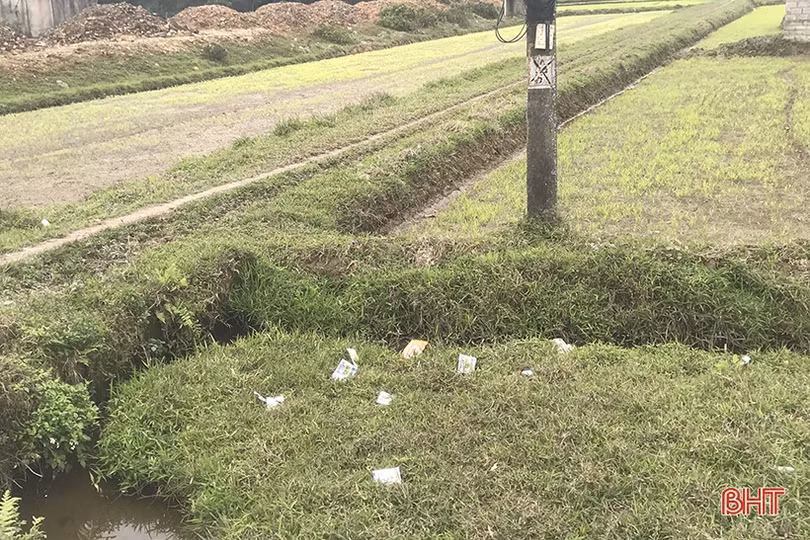 Lại “tiện đâu vứt đấy” vỏ bao thuốc BVTV trên nhiều cánh đồng ở Hà Tĩnh
