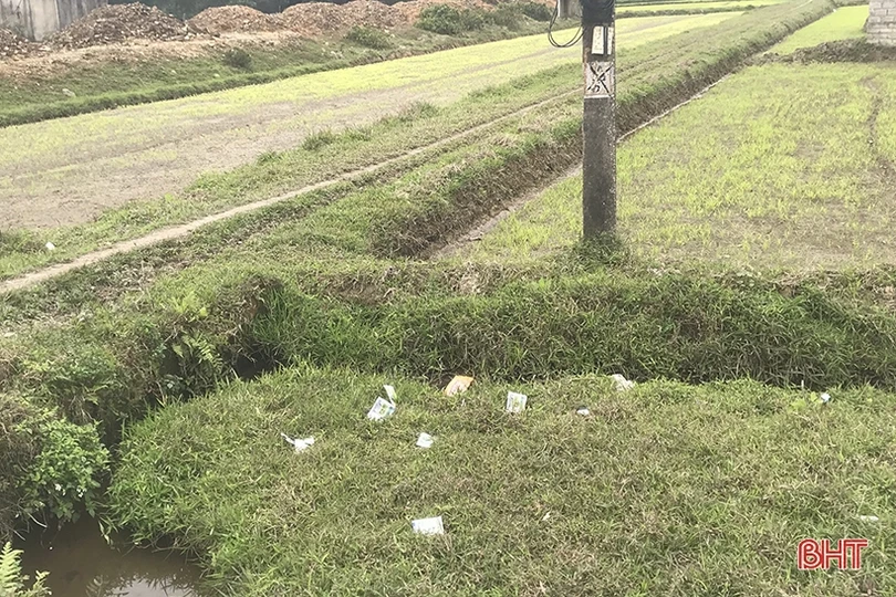 Lại “tiện đâu vứt đấy” vỏ bao thuốc BVTV trên nhiều cánh đồng ở Hà Tĩnh