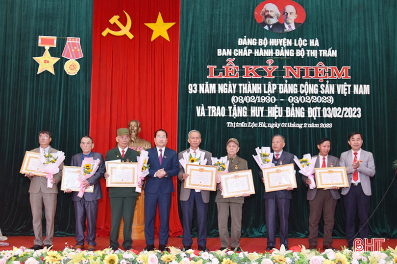 Trao tặng huy hiệu Đảng cho 61 đảng viên ở Lộc Hà