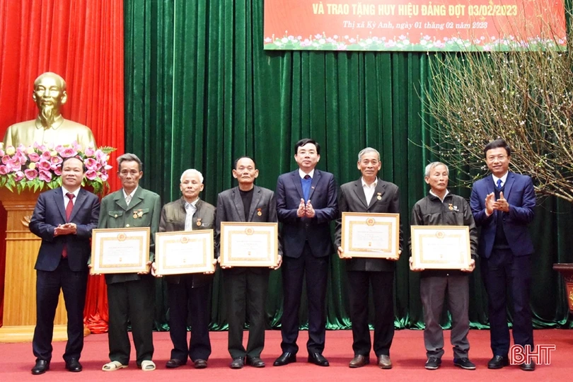 Thị xã Kỳ Anh trao Huy hiệu Đảng cho 47 đảng viên cao tuổi