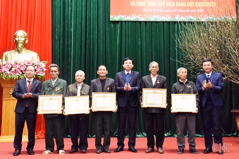 Thị xã Kỳ Anh trao Huy hiệu Đảng cho 47 đảng viên cao tuổi