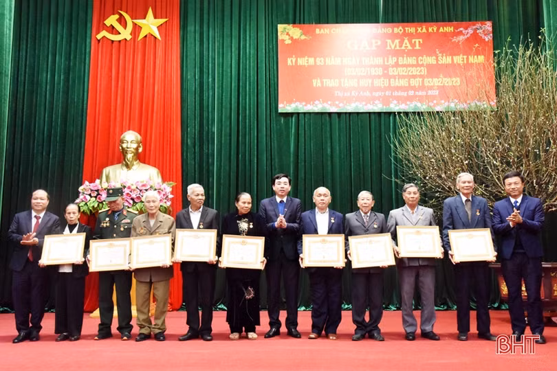 Thị xã Kỳ Anh trao Huy hiệu Đảng cho 47 đảng viên cao tuổi