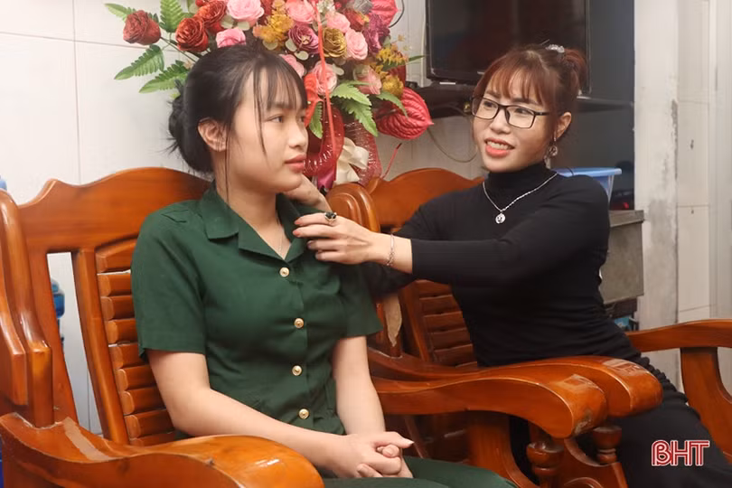 Nữ tân binh Hà Tĩnh chia sẻ niềm vui trước ngày tòng quân