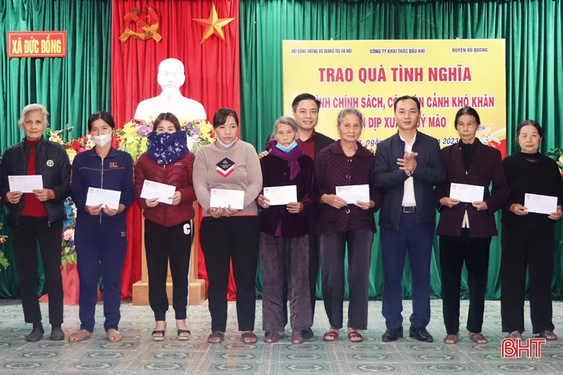 Trao 100 triệu đồng cho gia đình chính sách, hộ khó khăn ở Vũ Quang