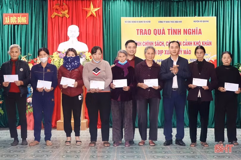 Trao 100 triệu đồng cho gia đình chính sách, hộ khó khăn ở Vũ Quang