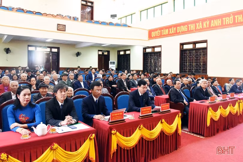 Thị xã Kỳ Anh trao Huy hiệu Đảng cho 47 đảng viên cao tuổi