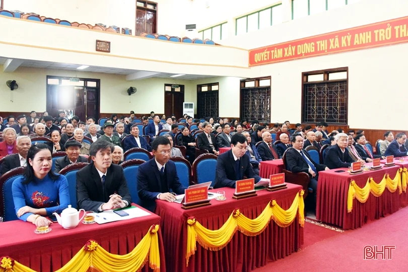 Thị xã Kỳ Anh trao Huy hiệu Đảng cho 47 đảng viên cao tuổi