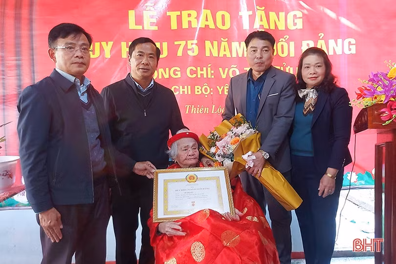 Trao tặng, truy tặng huy hiệu Đảng cho 174 đảng viên huyện Cẩm Xuyên, Can Lộc