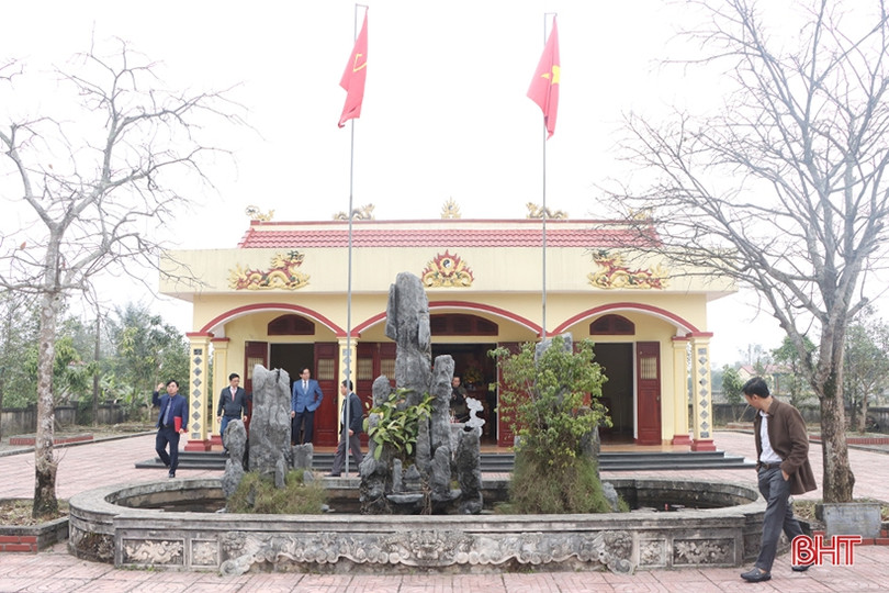 Lãnh đạo huyện Cẩm Xuyên dâng hương tại các địa chỉ đỏ