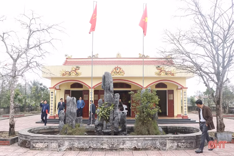 Lãnh đạo huyện Cẩm Xuyên dâng hương tại các địa chỉ đỏ