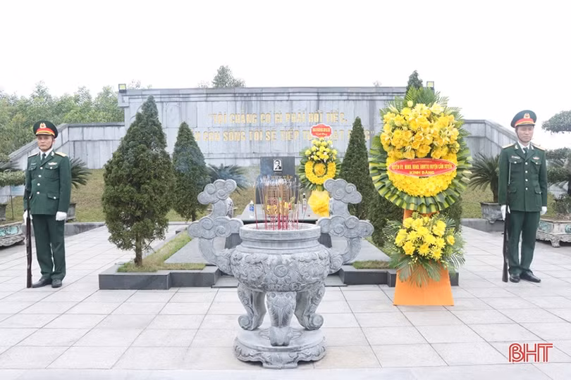 Lãnh đạo huyện Cẩm Xuyên dâng hương tại các địa chỉ đỏ