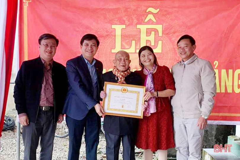 Trao tặng huy hiệu Đảng cho 61 đảng viên ở Lộc Hà