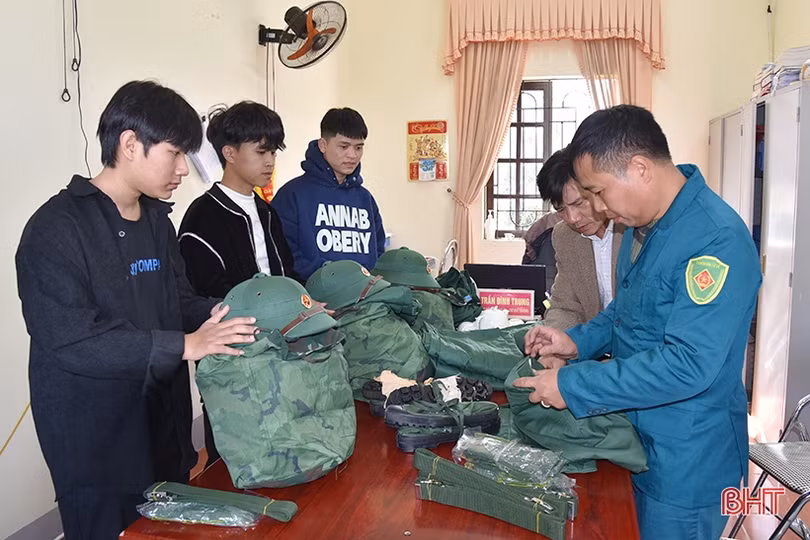 Tân binh Hà Tĩnh lên đường làm nghĩa vụ với Tổ quốc