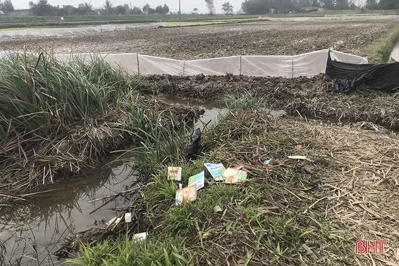 Lại “tiện đâu vứt đấy” vỏ bao thuốc BVTV trên nhiều cánh đồng ở Hà Tĩnh