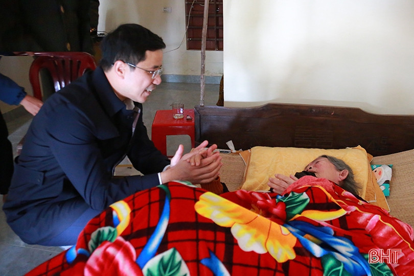 Giám đốc Công an tỉnh thăm hỏi cán bộ, đảng viên tiền khởi nghĩa