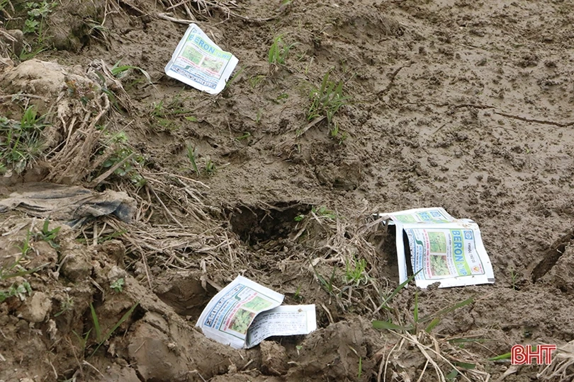 Lại “tiện đâu vứt đấy” vỏ bao thuốc BVTV trên nhiều cánh đồng ở Hà Tĩnh