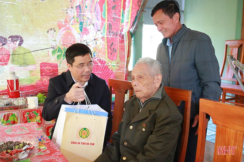 Giám đốc Công an tỉnh thăm hỏi cán bộ, đảng viên tiền khởi nghĩa