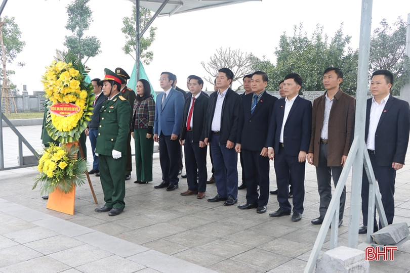 Lãnh đạo huyện Cẩm Xuyên dâng hương tại các địa chỉ đỏ