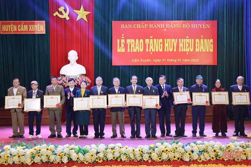 Trao tặng, truy tặng huy hiệu Đảng cho 174 đảng viên huyện Cẩm Xuyên, Can Lộc