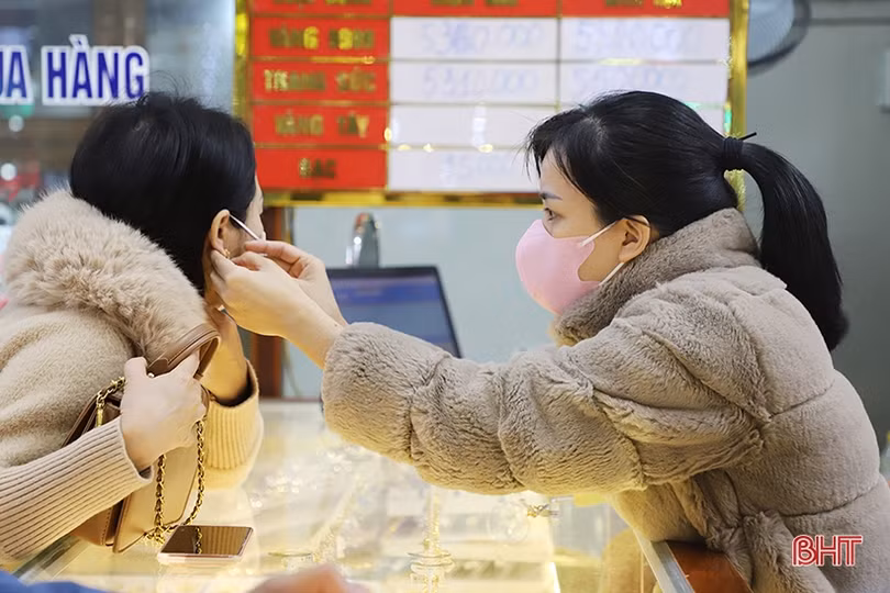 Nhộn nhịp mua vàng ngày vía Thần Tài ở Hà Tĩnh